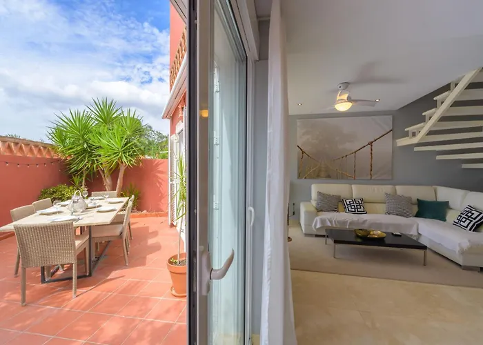 Beautiful Frontline Townhouse Nyaraló
