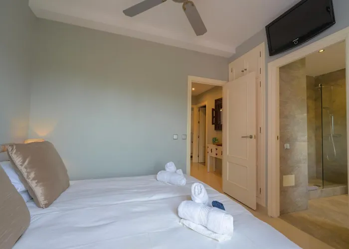 Beautiful Frontline Townhouse Nyaraló Marbella