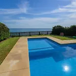 Tatil Evi Beachfront 3br With Direct Access East