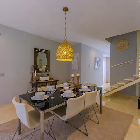 Beautiful Frontline Townhouse 度假居 *