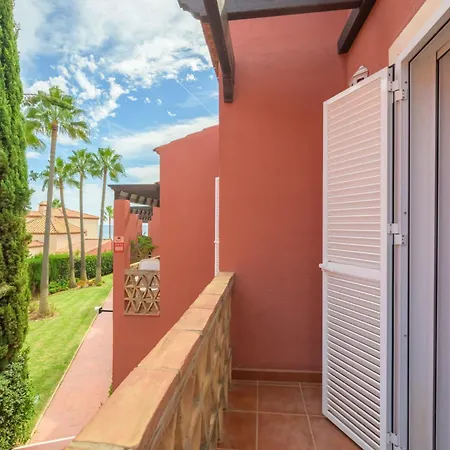 Dom wakacyjny Beautiful Frontline Townhouse *