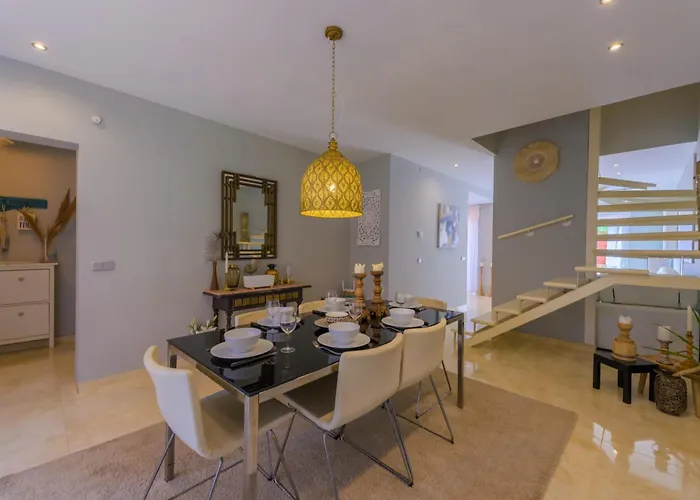 Beautiful Frontline Townhouse 別荘 *