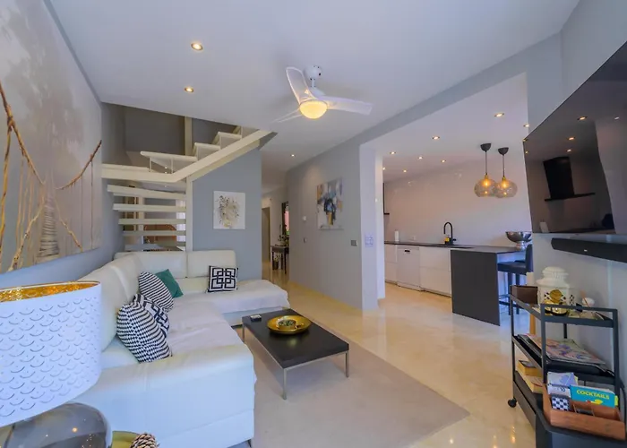 Beautiful Frontline Townhouse *