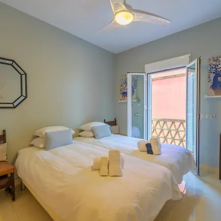 Beachfront 3br With Direct Access East *