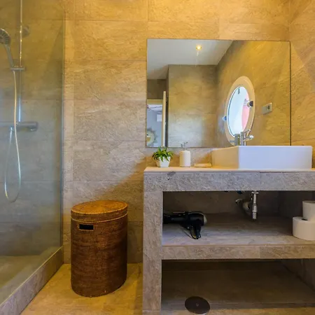 Beachfront 3br With Direct Access East * Μαρμπέλλα